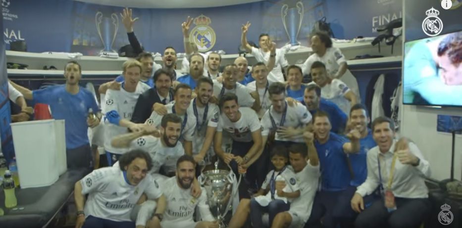 Real viert uitbundig feestje met de cup in kleedkamer (video)