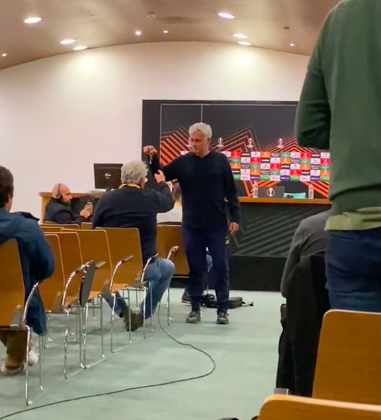 🎥 | Mourinho geeft NOS-reporter Conference League-hanger na EL-zege op Feyenoord: 'Mooi he?'