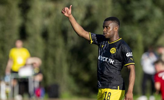 18 of 22 jaar? 'Transfer van Dortmund-speler Moukoko gaat niet door vanwege twijfel'