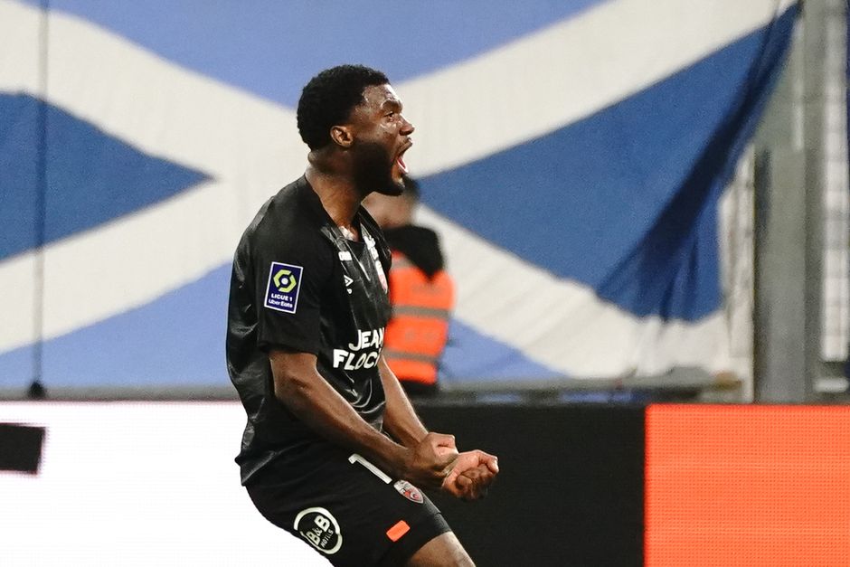 Spits die Kylian Mbappé op de hielen zit gaat van Lorient naar Nice