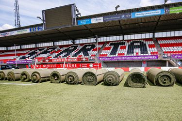 📸 | Yes! Sparta haalt het kunstgras weg voor een mooie, echte grasmat