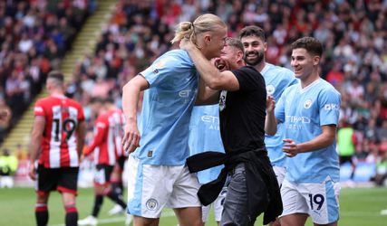 🎥 | Huh?! 'Deze oud-WERELDKAMPIOEN sprong om de nek bij Erling Haaland na goal'