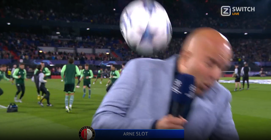 🎥 | Hopelijk zijn spelers net zo scherp als Arne Slot: trainer ontwijkt bal tijdens warming-up