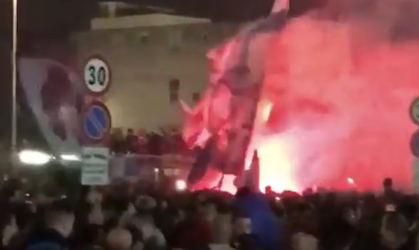 Napoli komt 's nachts thuis na Juve: duizenden fans wachten bij luchthaven (video)