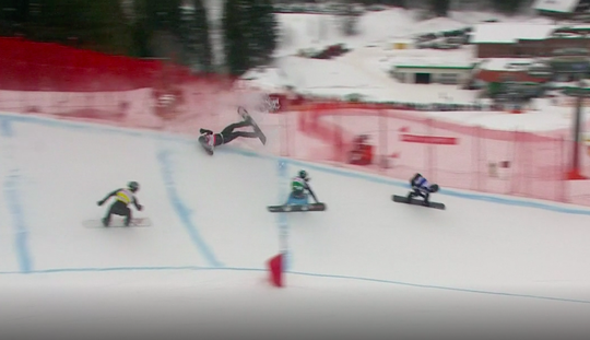 Inhalende snowboardcrosser gaat véél te hard en vliegt keihard uit de bocht (video)