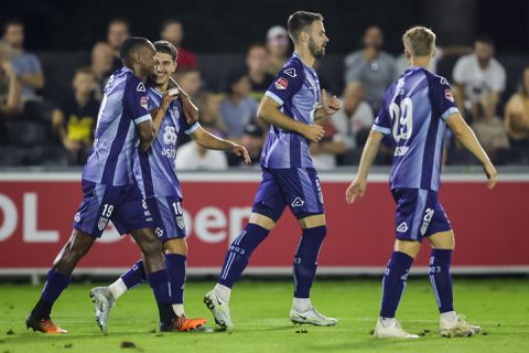 KKD: Heracles wint gemakkelijk bij Jong PSV, Jong Ajax geeft De Graafschap een pak slaag