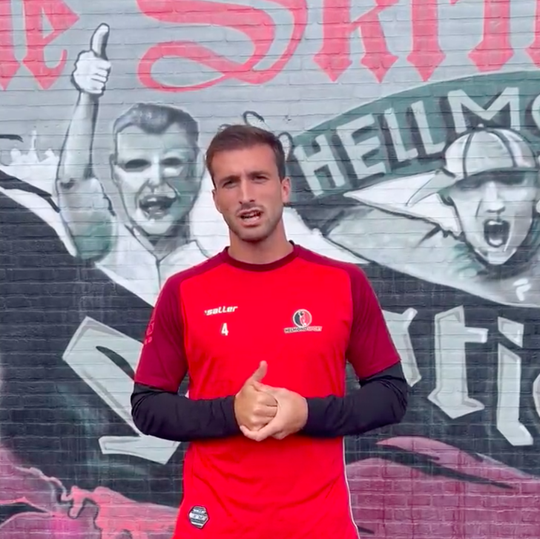Helmond-aanvoerder doet 'blote' belofte aan fans: 'Zal ook de lichten in het supporterscafé uit doen'