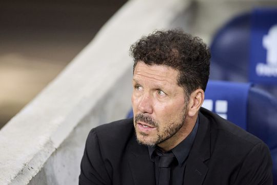 😂 | Fail! Diego Simeone speelt potje schaak zonder koning