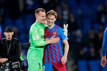 Barça-keeper Ter Stegen blij met Frenkie de Jong: 'Hij ziet en voelt voetbal op een andere manier'