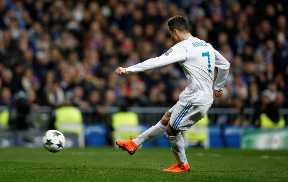 Lanceerde springveer bal vlak voor Ronaldo penalty nam? (video)