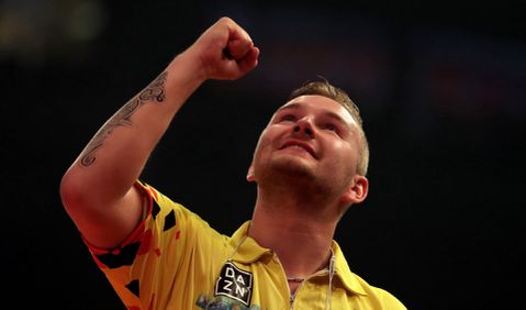 Raymond van Barneveld wordt weggevaagd door Dimitri Van den Bergh in Leeuwarden