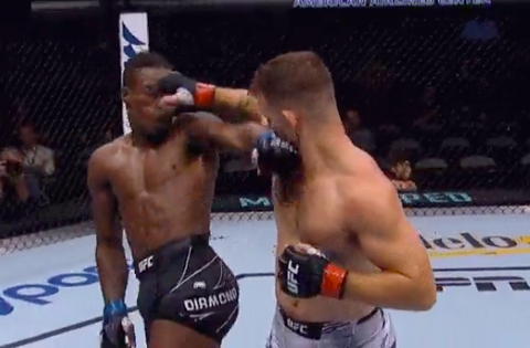 🎥 | Letterlijk op de vuist: MMA-vechters raken elkaar TEGELIJK met dubbele 'back fist'