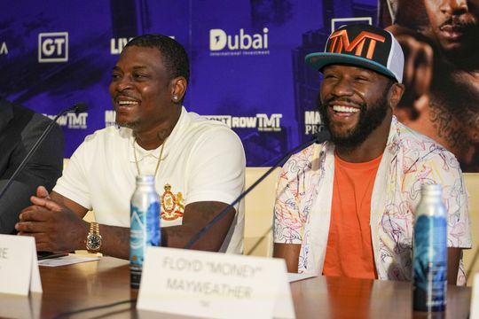 Bokser Floyd Mayweather blijft ongeslagen: gevecht tegen Moore gaat niet door vanwege sterfgeval