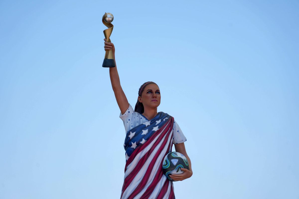 📸 | VS promoot WK vrouwenvoetbal met superstandbeeld van vedette Alex Morgan