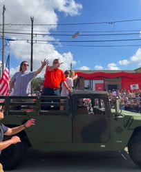 🎥 | Zien! Uitgejouwde senator Ted Cruz ontwijkt gegooid biertje bij Houston Astros-parade