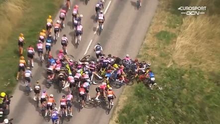 🎥​ | Peloton in 5e etappe Tour de France Femmes opgeschrikt door massale crash