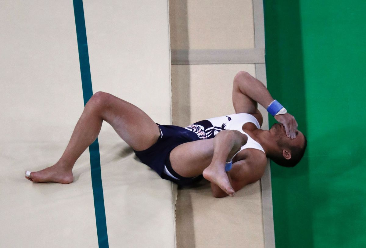 Turner breekt op lelijke wijze zijn been tijdens Olympische Spelen (video)