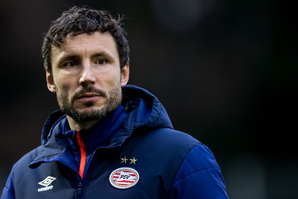 Van Bommel begint trainerscarrière met dikke overwinning