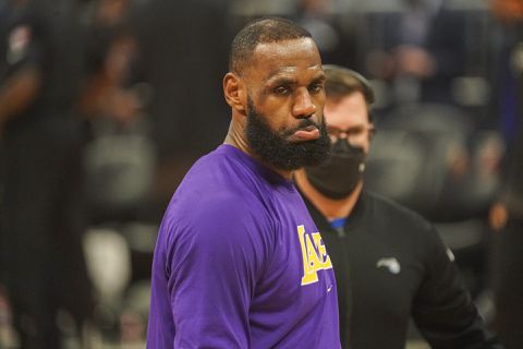Geblesseerde LeBron James moet MRI ondergaan: 'Hij speelt niet totdat de zwelling weg is'
