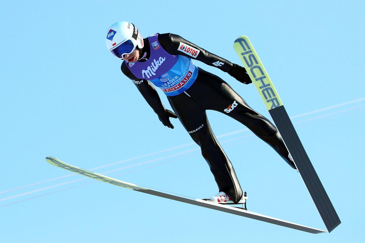 Stoch vliegt bijna oneindig en wint nieuwjaarsskispringen