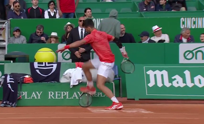 🎥 | Novak Djokovic kan zich niet beheersen en trapt racket in tweeën