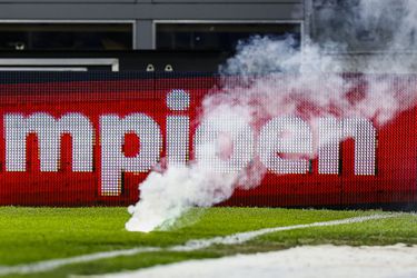 Fans NAC gooien na 0-1 Willem II bier op het veld: wedstrijd definitief gestaakt