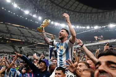 🎥 | De kroon op zijn carrière: Lionel Messi heeft de wereldbeker te pakken en laat niet meer los