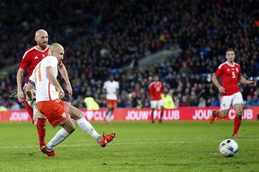 Oranje dankt Robben na benauwde zege op Wales