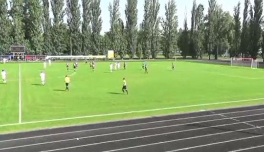🎥​ | In Oekraïne voetballen ze weer ondanks oorlog: jeugdwedstrijd onderbroken door luchtalarm