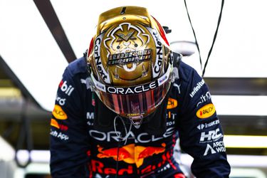 🎥 | WAUW: Verstappen rijdt rest van het seizoen met prachtige, goudkleurige helm