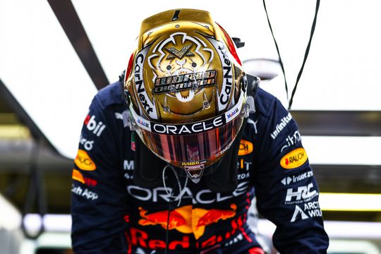 🎥 | WAUW: Verstappen rijdt rest van het seizoen met prachtige, goudkleurige helm
