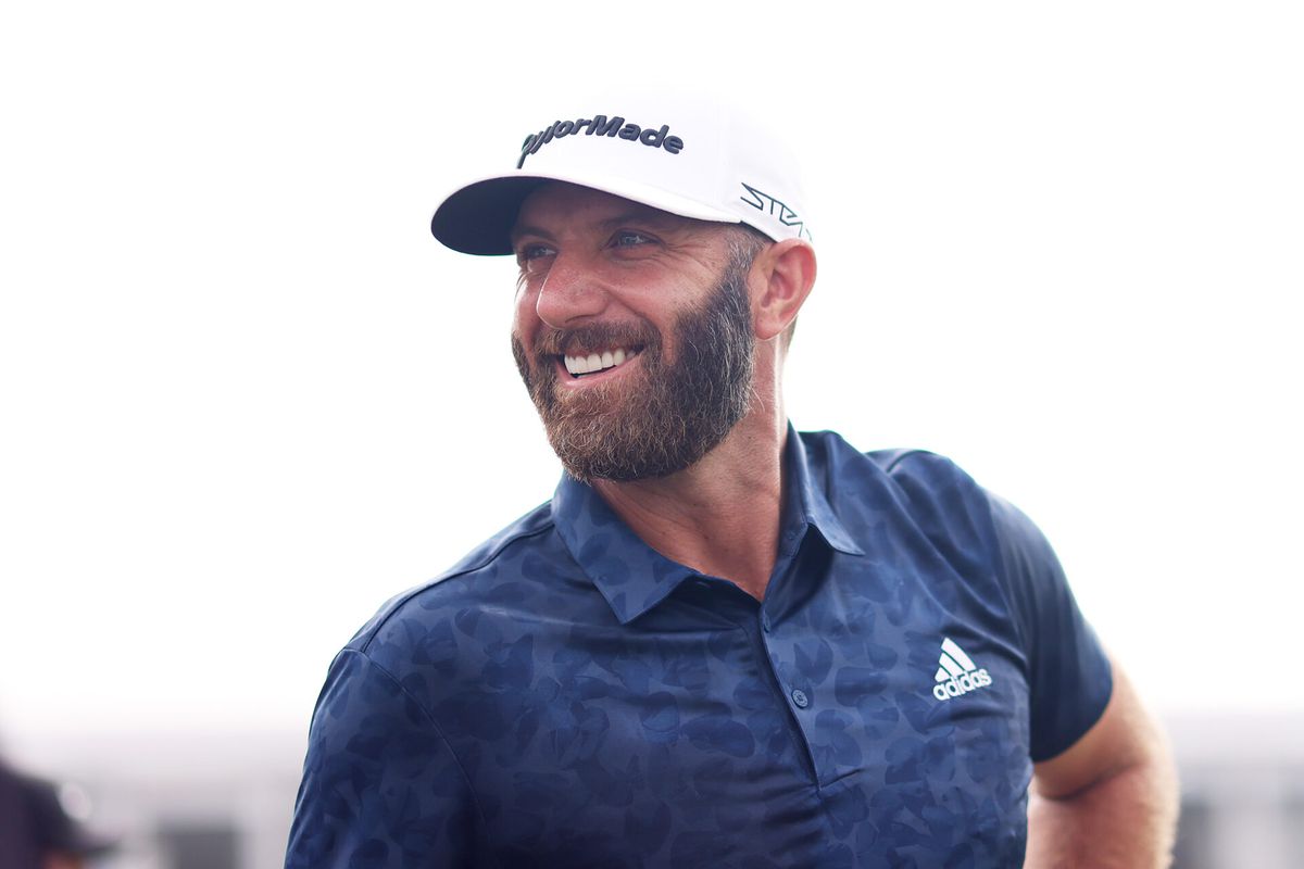 Dustin Johnson wint LIV Golf Series en mag 18 miljoen dollar in golftas proppen