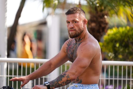 📸 | Conor McGregor aangereden op fiets: 'Hij reed met volle snelheid dwars door mij heen'