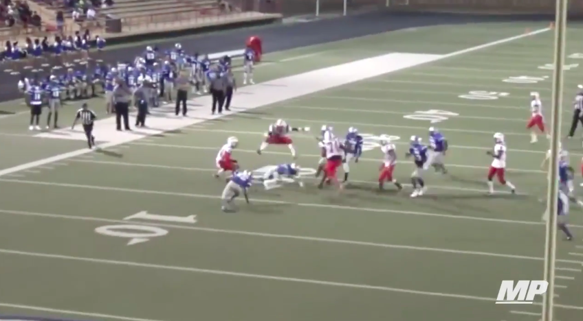 'High School'-speler springt over 2 tackles heen en scoort touchdown (video)