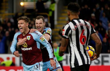 Burnley haakt aan bij subtop na winst op Newcastle