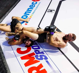 😱 | MMA-vechter verliest partij op gladiatorische wijze na déze krakende armklem
