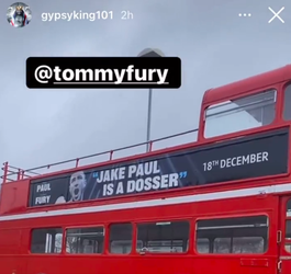 😂🎥 | Tyson en Tommy Fury versieren dubbeldekker met stopwoord: 'Jake Paul, dosser!'