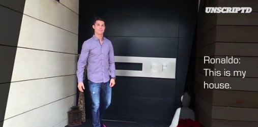 Cristiano Ronaldo showt villa vol spiegels (video)