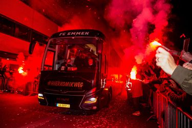 🎥 | FC Emmen viert feest op het veld; fans onthalen spelersbus met vuurwerk