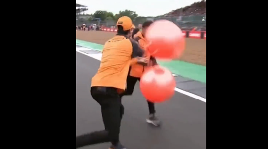 🎥​ | Daniel Ricciardo mept Lando Norris vol in zijn gezicht met skippybal