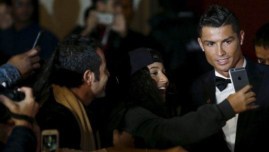 Ronaldo maakt selfies met fans (video)