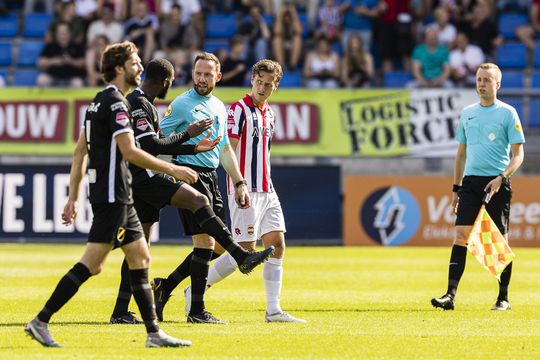 Derby tussen Willem II en NAC definitief gestaakt na meerdere objecten op het veld