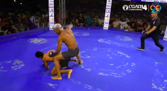 🎥 | KO! MMA-vechter 'Boyka' beukt tegenstander heel de kooi door