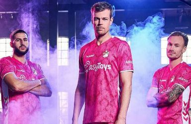 #checkjeballen: FC Emmen vraagt in knalroze shirts aandacht voor zaadbalkanker