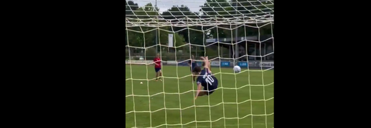 🎥​ | Valt niet mee hè! Ajax-fan mag het veld op voor een omhaal en faalt hard