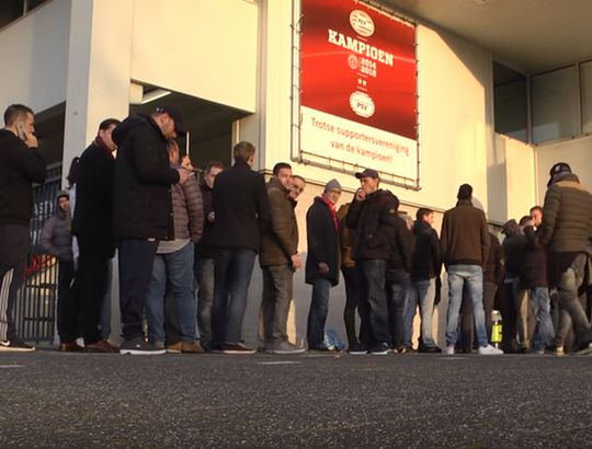PSV-fans woest: 'Zij halen in hun f*cking onderbroekjes de kaarten weg' (video)