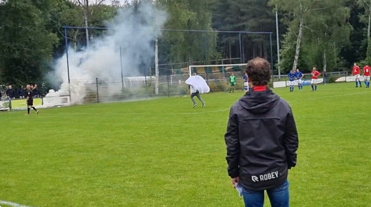 🎥😂 | Amateurclub pest grote rivaal: degradatiespook op het veld