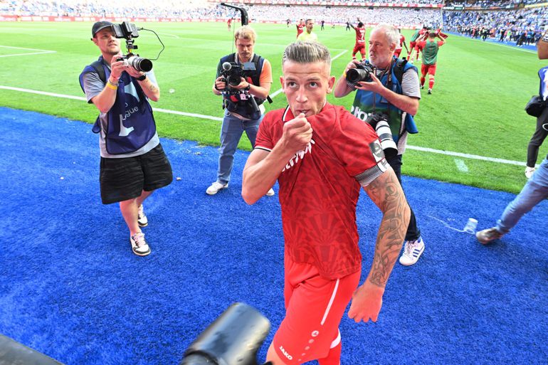 Niet te geloven: Mark van Bommel en Antwerp door deze raket van Toby Alderweireld kampioen