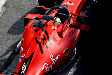 Vettel belandt in de vangrail, Ferrari pas laat weer de baan op