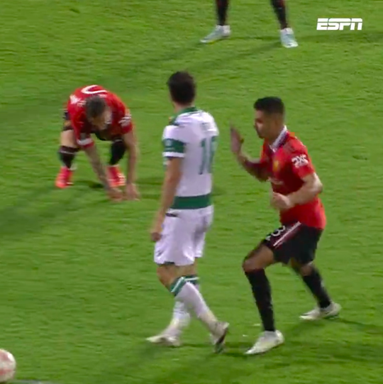 🎥 | Onsportieve Antony misleidt Omonia-smaakmaker door blessure te faken